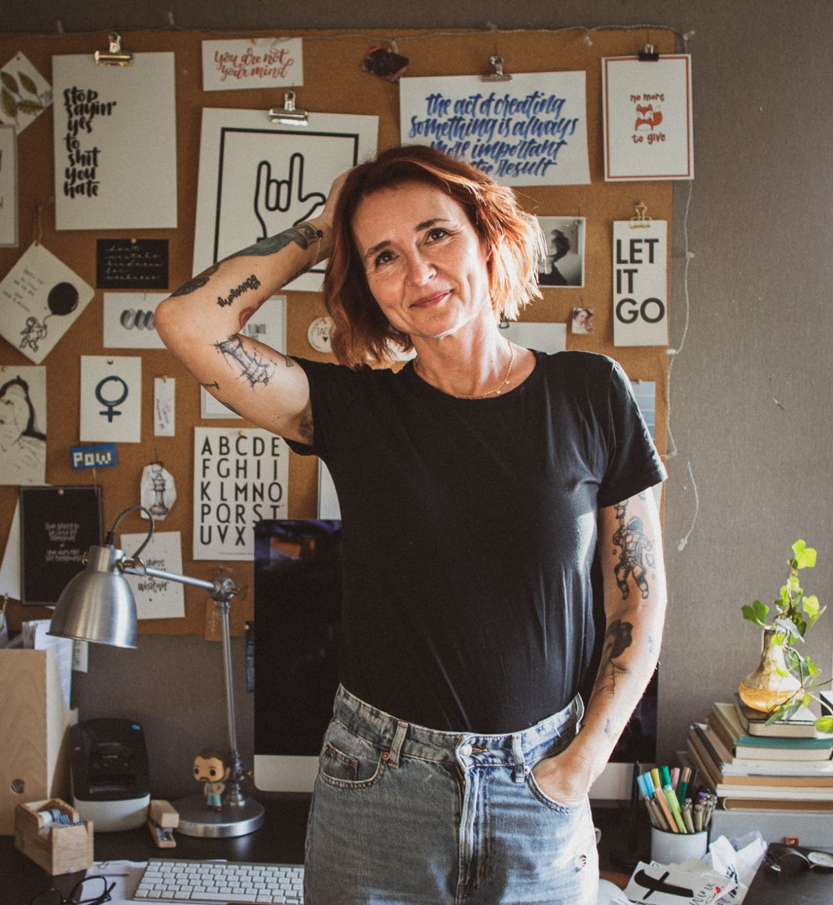 Lisa Hellström framför hennes verk med lettering