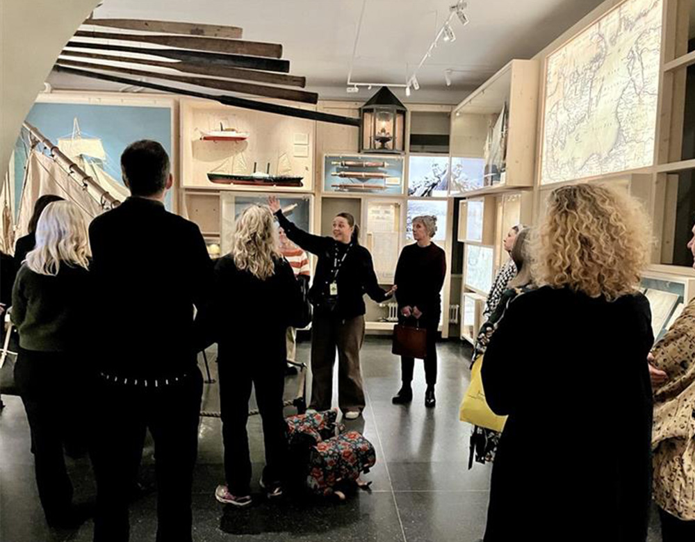 Person håller i en visning för en grupp