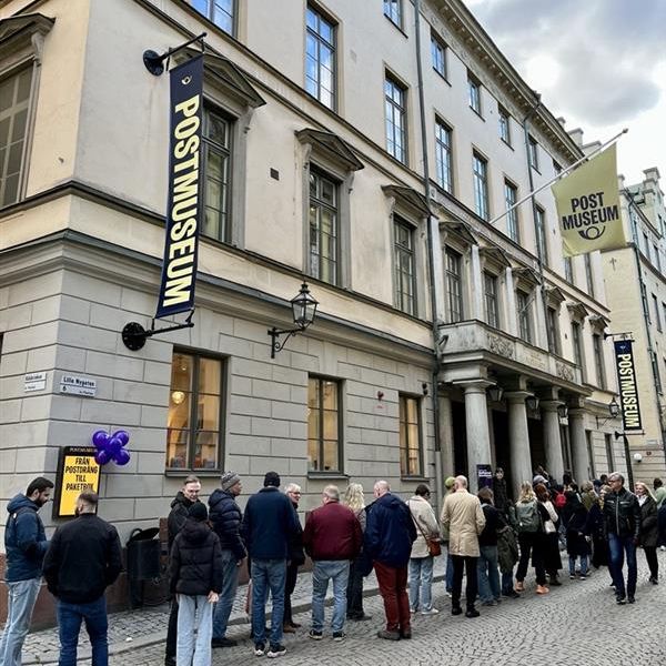 Lång kö utanför Postmuseum